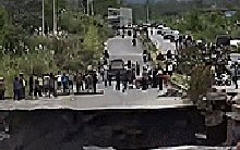 Video "hố tử thần” sụt lún khủng khiếp, bẻ gãy đường cao tốc ở Indonesia