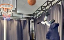 Giống người thật, biết chơi bóng rổ như vận động viên chuyên nghiệp - ngày robot của Trung Quốc thay thế người thật không còn xa