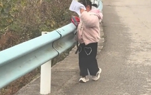 Hàng nghìn cư dân mạng cười ngất khi biết lý do bé gái trong ảnh lấy vở che mặt!