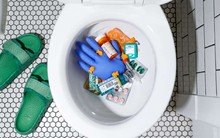 12 thứ không bao giờ được vứt xuống bồn cầu