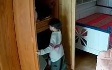 Bố mẹ lén xem camera nhiều giờ, sốc nặng vì điều lạ con trai lén lút làm