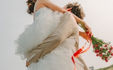 Nữ ca sĩ quốc dân tuyên bố kết hôn với chồng Tây, ảnh cưới bắt trọn khoảnh khắc ông xã nhấc bổng cô đẹp như phim ngôn tình!