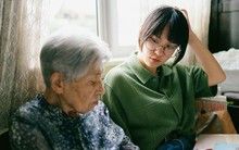 Người phụ nữ 30 năm làm giúp việc tiết lộ bi kịch của người già có tiền