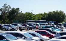 Dòng người đổ về chùa Linh Ứng, xe nhích từng chút trên bán đảo Sơn Trà