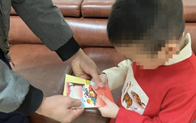 Của cho không bằng cách cho: Lì xì con họ hàng 200k, họ bắt con mình "bốc thăm" trúng 2k còn bị cười nhạo