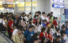 Mùng 4 tết, đường phố TPHCM nhộn nhịp trở lại, metro chật kín người