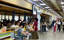 Nhà hàng, quán ăn ở trung tâm thương mại chật kín khách chơi Tết