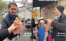 Khách Tây về tận Nam Định để ăn bánh chuối Xuân Son, cảnh tượng khách đến mua gây bất ngờ