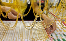 Giá vàng thế giới tiếp tục tăng sốc, chênh lệch bất ngờ với giá vàng miếng SJC