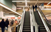 Vì sao không nên đi bộ hay chạy trên thang cuốn?