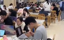 2 bức ảnh đối lập gây nhức nhối lòng cha mẹ – Đây là lý do nhiều người phải cho con học trường danh tiếng bằng được!