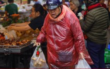 Người Hà Nội đội mưa sắm đồ cúng rằm tháng Giêng, giá hoa tươi vẫn đắt ngang Tết