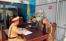 Lan truyền clip người đàn ông mở cửa xe không quan sát, khiến người đi xe máy ngã ra đường: Công an đã xác minh, xử lý theo quy định