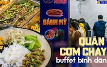 Đến quán cơm chay bé xíu giữa trung tâm Hà Nội ngồi ăn theo kiểu...