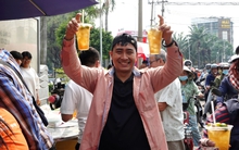 Nhiều du khách bất ngờ tại lễ hội mà "cái gì cũng miễn phí" ở Bình Dương, 1 chủ quán lên tiếng: "Người dân không cần mang tiền nhiều đâu"