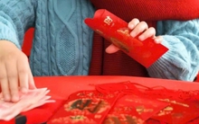 Tiền lì xì cha mẹ nên tịch thu hay để trẻ tiêu thoải mái? 20 năm sau 2 đứa trẻ sẽ có cuộc sống khác biệt nhau