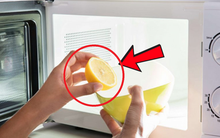 Cắt vài lát chanh cho vào lò vi sóng, mỡ cục đóng cả năm cũng bay nhanh sau 5 phút