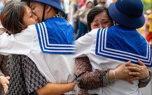 Xúc động giây phút bịn rịn chia tay tân binh lên đường nhập ngũ: Những giọt nước mắt, những cái ôm ấm áp thay lời tạm biệt!