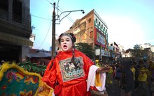 Biển người xuống phố ngắm 'Bát Tiên', xem múa Lân - Sư - Rồng Tết Nguyên Tiêu