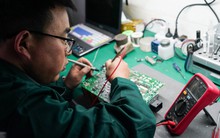 Câu hỏi khó cho đất nước tham vọng "chuyển hết xe xăng sang xe điện": Thợ sửa xe lấy đâu ra?