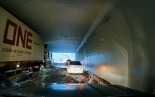 Trận mưa lớn nhất 41 năm ở TP HCM: Hầm chui Nguyễn Văn Linh ngập sâu