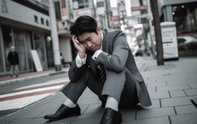 Nam nhân viên xin nghỉ việc theo đúng quy trình, 6 tháng sau bỗng bị công ty cũ kiện ra tòa: Phải bồi thường 1,5 tỷ đồng vì lý do chẳng ai ngờ