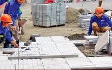 Đi bộ dưới lòng đường vì vỉa hè đang thi công có bị phạt?