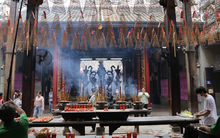 Nhiều người kéo đến một ngôi chùa ở quận 5 trong dịp Valentine, mong “tình duyên tốt hơn”