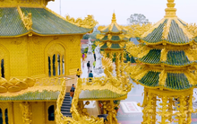 Ngôi chùa dát vàng cách Hà Nội 40km chỉ mở cửa đến 20 tháng Giêng, du khách xếp hàng dài để được vào check-in