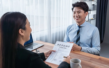 HR hỏi ‘‘Bạn có thể cho tôi vay tiền không?’’ - Nam ứng viên không nói ‘‘đồng ý’’ hay ‘‘bao nhiêu’’, mà gây ấn tượng nhờ câu trả lời khó tưởng!