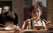 3 hành động không cần nhắc nhở trên bàn ăn chứng tỏ trẻ có EQ cực cao: Con bạn có thói quen này thì ai gặp cũng quý