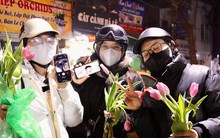 Giới trẻ mê trồng hoa tulip, tiểu thương thu hàng chục triệu mỗi ngày