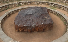 Bí ẩn thiên thạch Hoba: Vì sao vật thể khổng lồ 60 tấn này rơi xuống Trái Đất mà không tạo ra bất kì hố va chạm nào?