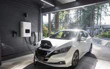 Người đàn ông chi 870 triệu đồng mua xe điện Trung Quốc, đang sạc thì xe tự bốc cháy do nước tràn vào khoang động cơ, showroom tuyên bố: "Ắc quy không lỗi”