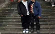 Bức ảnh "xuyên không" của 2 cha con bốc vác khiến tôi hiểu: Con cái lớn lên hiếu thảo hay không, thực ra đã có dấu hiệu từ sớm