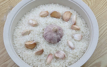 Vùi củ tỏi vào thùng gạo, công dụng "vàng 10" ai cũng muốn học theo