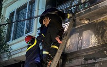 Cảnh sát cõng cụ bà 94 tuổi xuống thang thoát khỏi đám cháy nhà 3 tầng