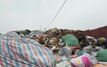 Hơn 40 tấn rác bánh kẹo vẫn chất cao như núi tại La Phù