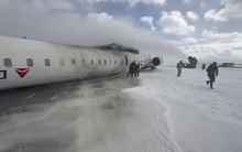 NÓNG: Máy bay Mỹ chở 80 người lật ngược trên đường băng, hình ảnh hiện trường gây sốc