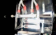 Nhóm nghiên cứu tại Cambridge chế tạo thành công lò phản ứng đặc biệt, dùng ánh sáng để tái chế CO₂ thành nhiên liệu