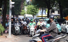 Không nhường đèn đỏ cho người rẽ phải, đúng hay sai?