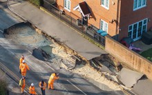 Hố tử thần khổng lồ xuất hiện giữa phố tạo cảnh tượng "như sau động đất", người dân phải sơ tán khẩn