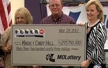 Trúng số độc đắc 7.400 tỷ đồng, người đàn ông lập tức nghỉ việc và mua 1 chiếc xe hơi: 6 tháng sau cuộc đời thay đổi khiến ai cũng bàng hoàng