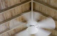 Vì sao trời nồm không nên bật quạt?