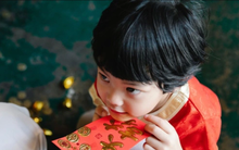 Ngồi so tiền lì xì với anh họ, con trai quay sang hỏi 1 câu khiến vợ chồng tôi ngượng chín mặt, bà nội rút ví mừng thêm cháu 500.000 đồng