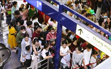 Cảnh tượng "ngộp thở" ở metro số 1 những ngày Tết: Chen chân 2 tiếng chưa lên được tàu