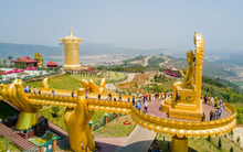 Đằng sau khu du lịch sở hữu Đại bảo tháp Kinh luân dát vàng lớn nhất thế giới, chứa hơn một tỷ câu chú đặt tại Lâm Đồng