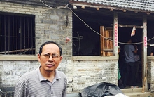 Thần đồng toán học đỗ thủ khoa đại học năm 16 tuổi, U60 lại sống phụ thuộc bố mẹ già, bạn cũ phải tài trợ tiền sửa nhà dột nát