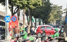 Đèn đỏ bật sáng nhưng cảnh sát giao thông cho đi, tài xế có bị phạt nguội?