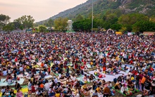 Tấm ảnh không tin nổi tại Tây Ninh: Du khách "cắm trại" đông nghịt dưới chân núi Bà Đen tạo nên cảnh tượng có 1-0-2